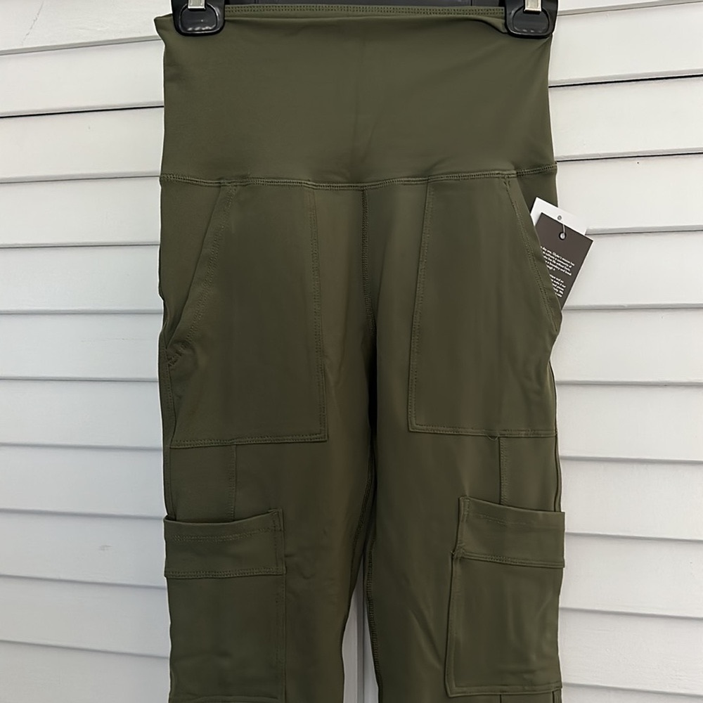 NWT olive Green (Glyder color Moss) cargo leggings